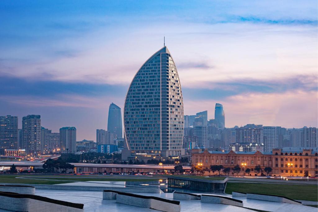 The Ritz-Carlton, Baku في باكو: إطلالة على أفق المدينة مع مبنى طويل