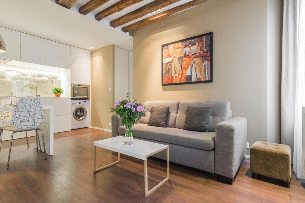 un salon avec un canapé et une table dans l'établissement MONTORGUEIL CHARMING APARTMENT, à Paris