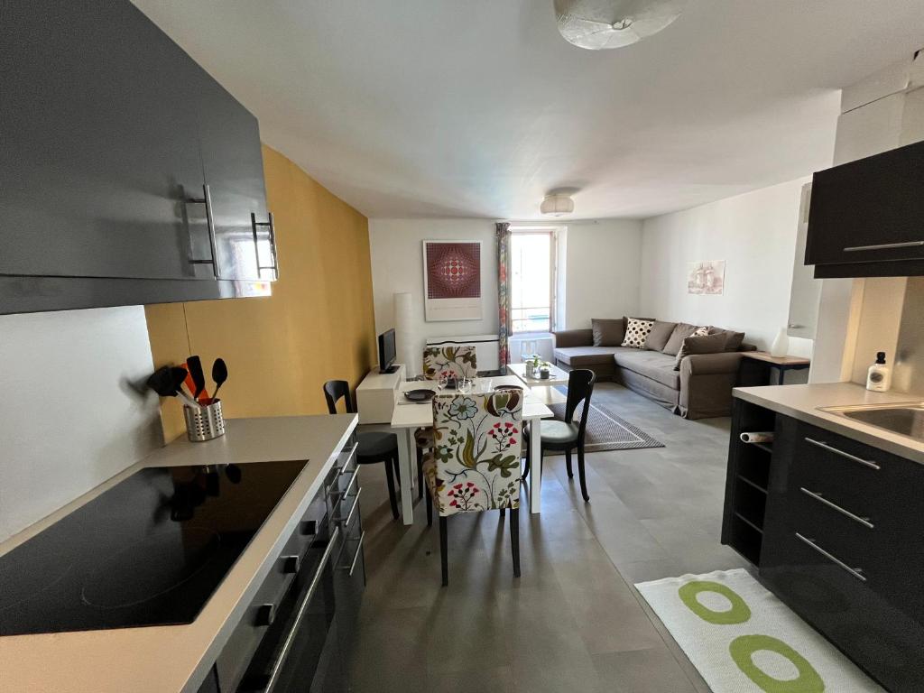 a kitchen and living room with a table and chairs at Appartement 2 à 4 pers, Remparts de Guérande in Guérande