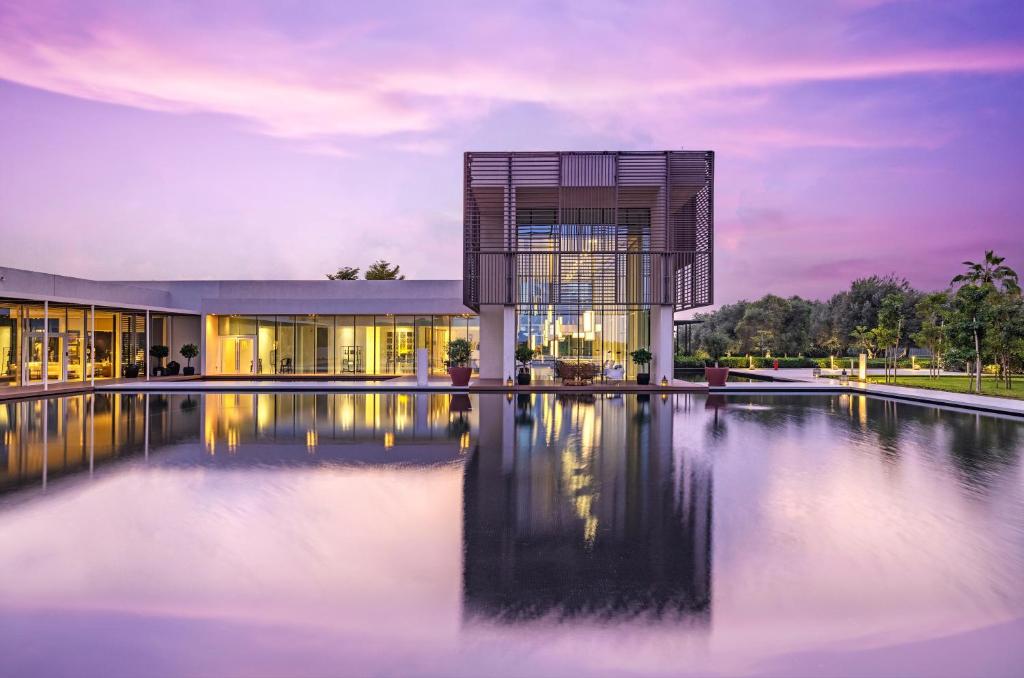 een gebouw met een zwembad ervoor bij The Oberoi Beach Resort, Al Zorah in Ajman 