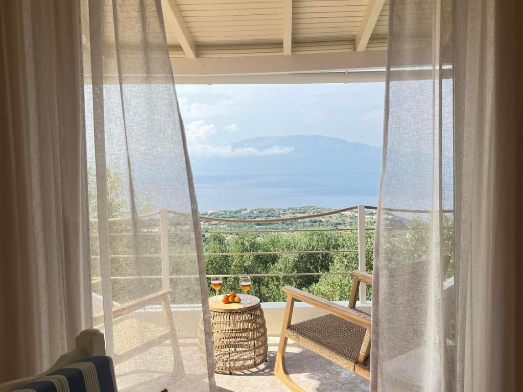 Cette chambre offre une vue sur un balcon doté d'une fenêtre. dans l'établissement Coralina Cottage, à Koríthion
