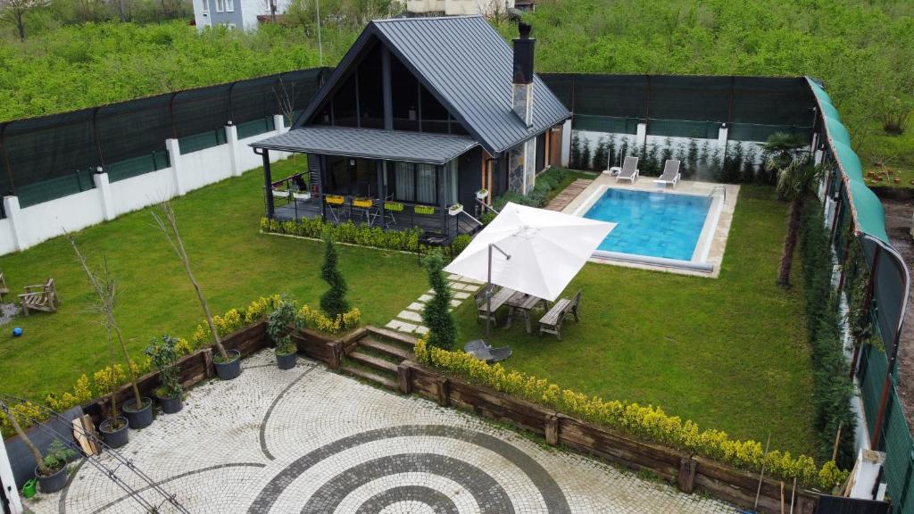 eine Luftansicht eines Hauses mit Pool in der Unterkunft Mono house kartepe in Kocaeli