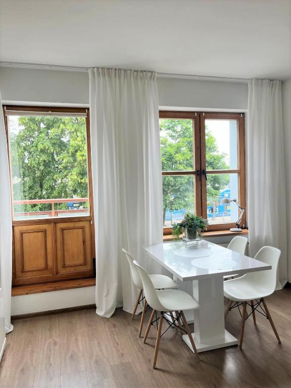 シュチェチンにあるWater Viewの窓付きの客室で、白いテーブルと椅子が備わります。