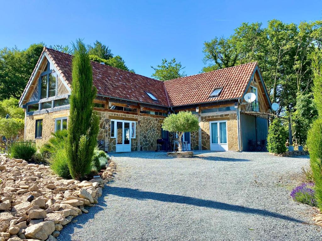 een huis met een grindoprit ervoor bij Maison De Lavende in Bessines-sur-Gartempe