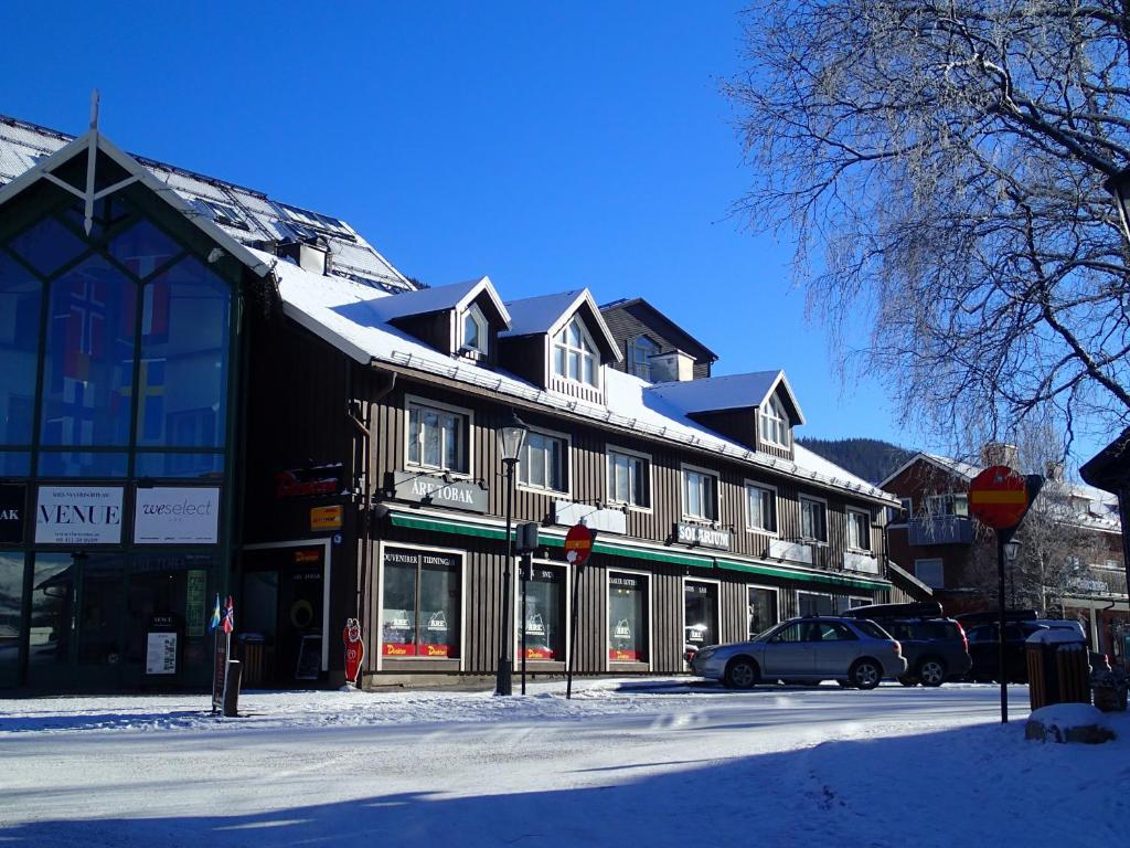 ein Gebäude mit einem davor geparkt in der Unterkunft Bubblans Apartments in Åre