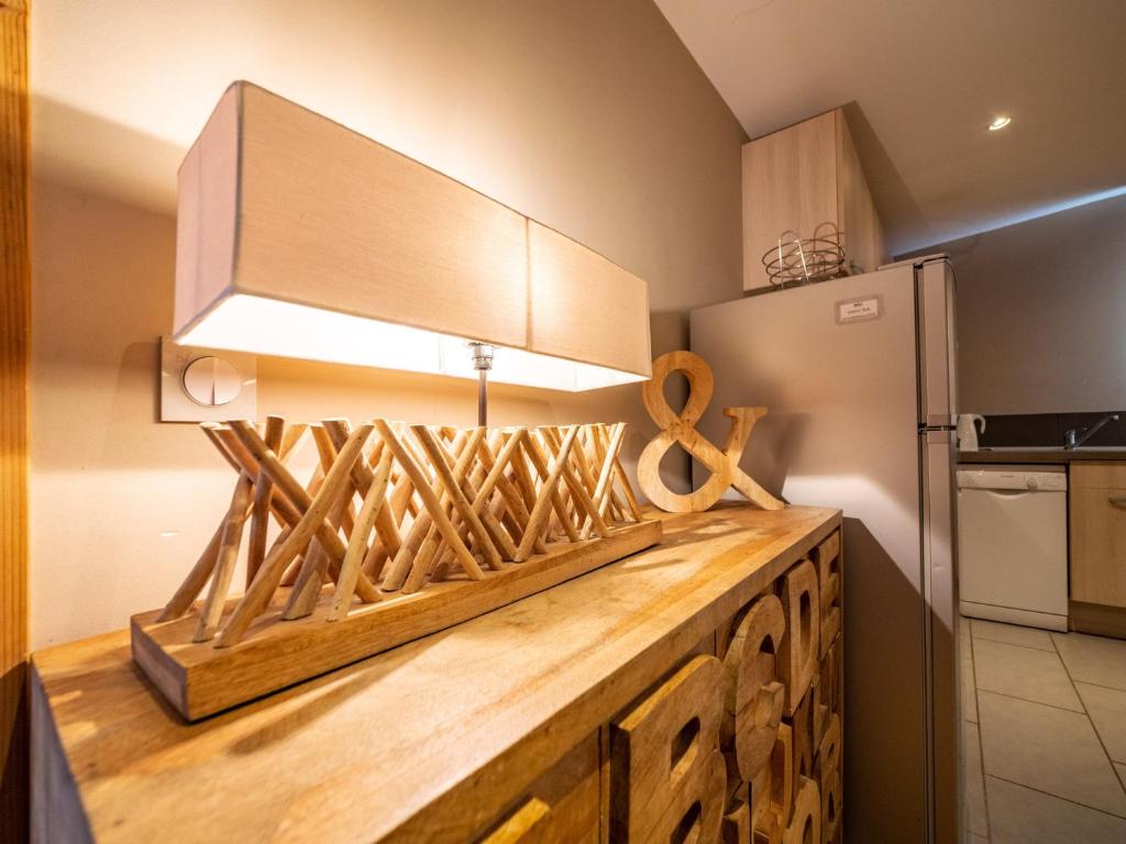 Kuchyňa alebo kuchynka v ubytovaní Appartement Charme 2 pièces cabine, skis aux pieds, balcon, WIFI, au cœur de Tignes le Lac - FR-1-502-479