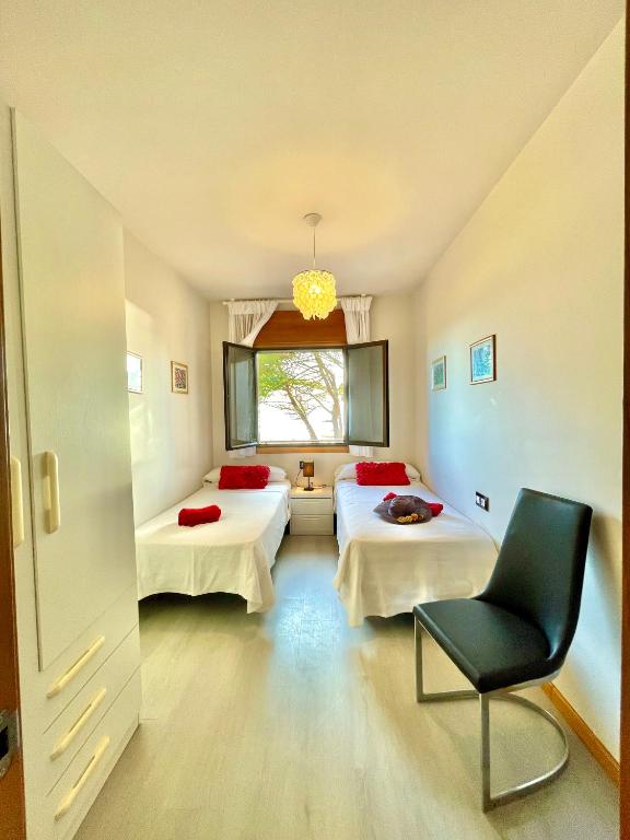 A bed or beds in a room at Apartamentos Montalvo Leiro