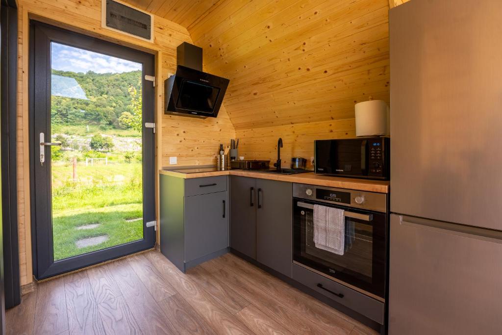 Kuchyň nebo kuchyňský kout v ubytování Ungefug A-Frame Sighisoara