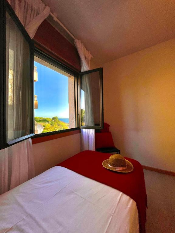 A bed or beds in a room at Apartamentos Montalvo Leiro