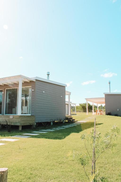 una casa en un patio con un campo de hierba en Casa de mar - José Ignacio, en José Ignacio