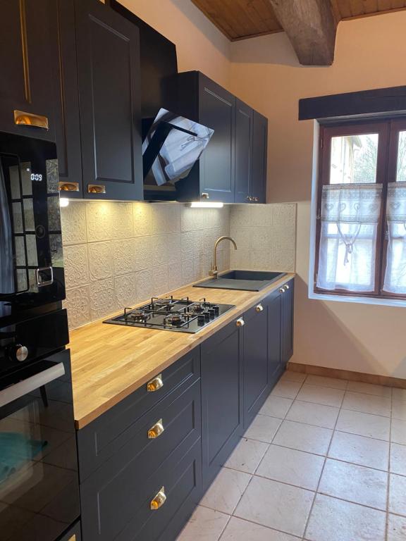 Kuchyň nebo kuchyňský kout v ubytování Camping La Ferme de Perdigat