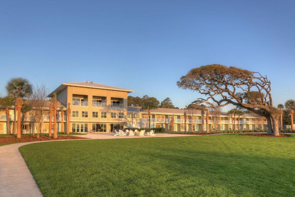 a large building with a green lawn in front of it at Holiday Inn Resort Jekyll Island, an IHG Hotel in Jekyll Island
