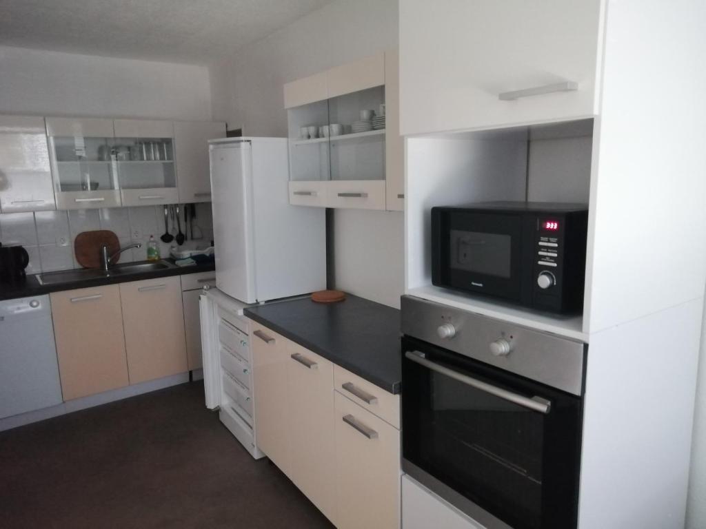 Kuchyň nebo kuchyňský kout v ubytování Ferienhaus Zum Heilbrunnen