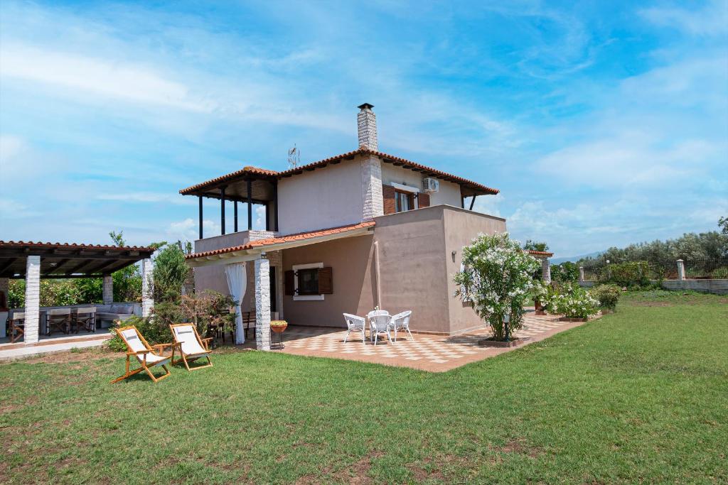 Casa con 2 sillas y patio en Alex & Billy House by Travel Pro Services - Nea Flogita Halkidiki, en Zográfos