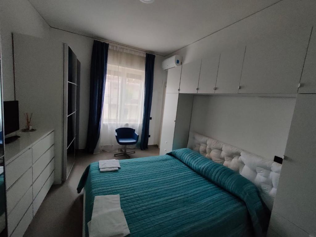 ein Schlafzimmer mit einem Bett mit einer grünen Decke in der Unterkunft Napoli, Casa di Jo appartamento al Vomero in Neapel