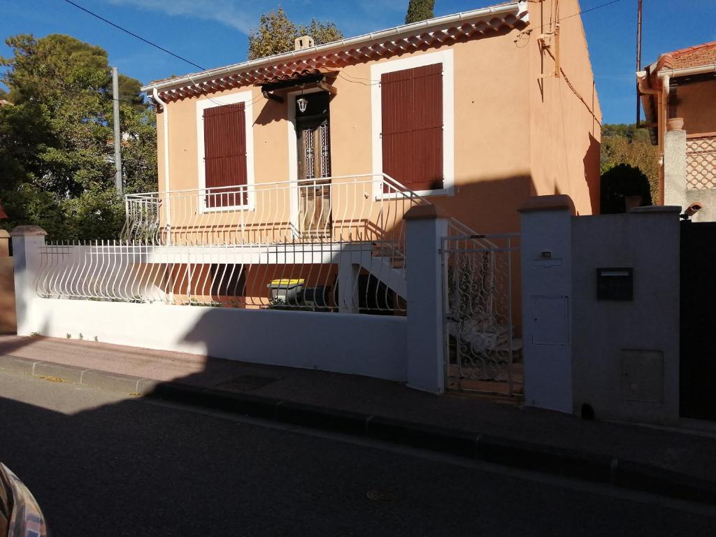 a house with a white fence and a balcony at Maison Toulon ouest in Toulon