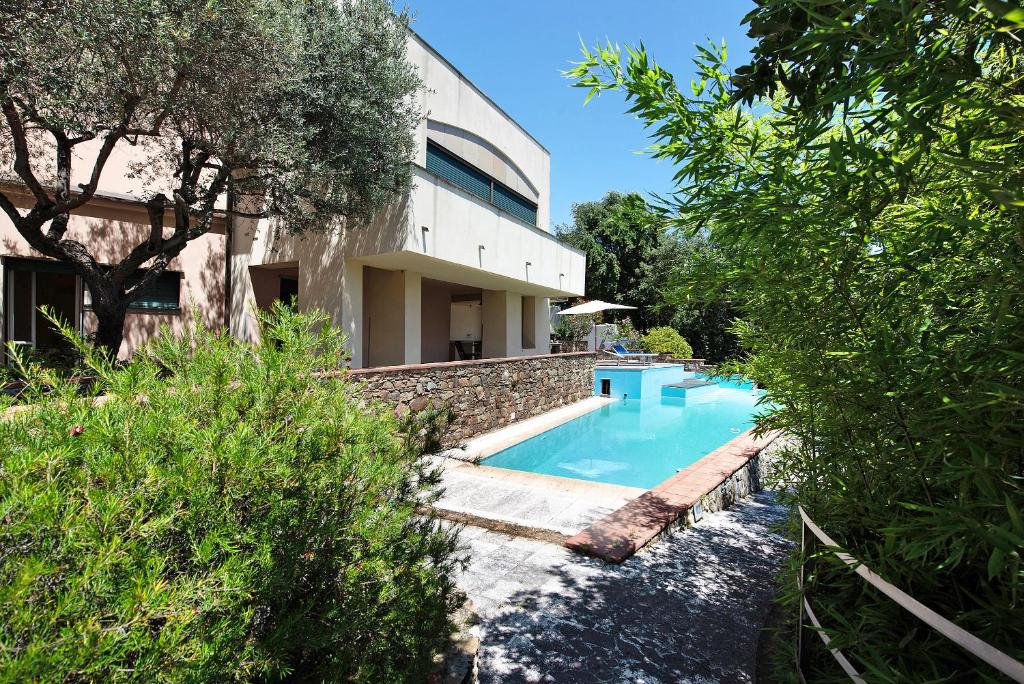 einem Pool vor einem Gebäude in der Unterkunft Villa Roberta in Arenzano