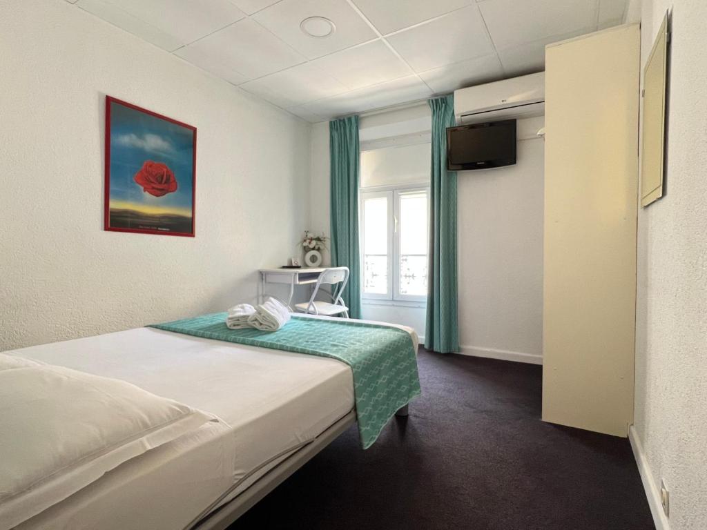 Habitación de hotel con cama y ventana en Little Palace en Cannes