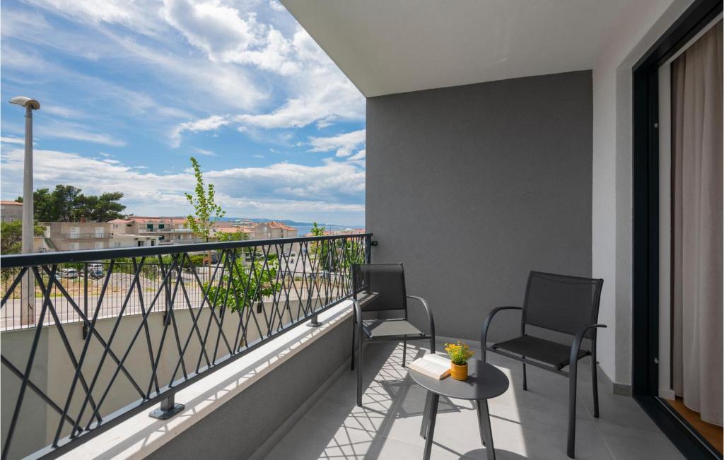 d'un balcon avec deux chaises et vue sur la ville. dans l'établissement Gorgeous Apartment In Makarska With Wifi, à Makarska
