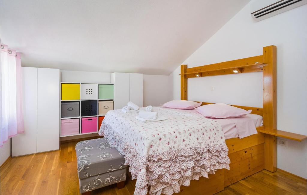Posteľ alebo postele v izbe v ubytovaní Gorgeous Apartment In Vrboska