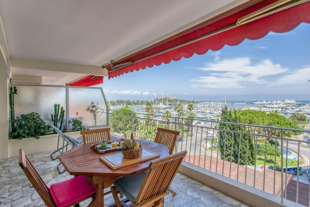 une salle à manger avec une table et des chaises et un balcon dans l'établissement A2 - 1 BDR Antibes Sea & Port View - AC, Garage & Terrace, à Antibes