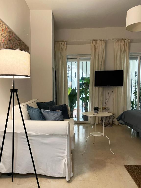 Telewizja i/lub zestaw kina domowego w obiekcie Estudio Suite San Vicente - Aloha Sevilla