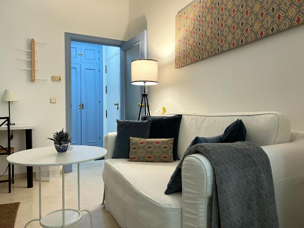 Estudio Suite San Vicente - Aloha Sevilla, Siviglia – Prezzi ...