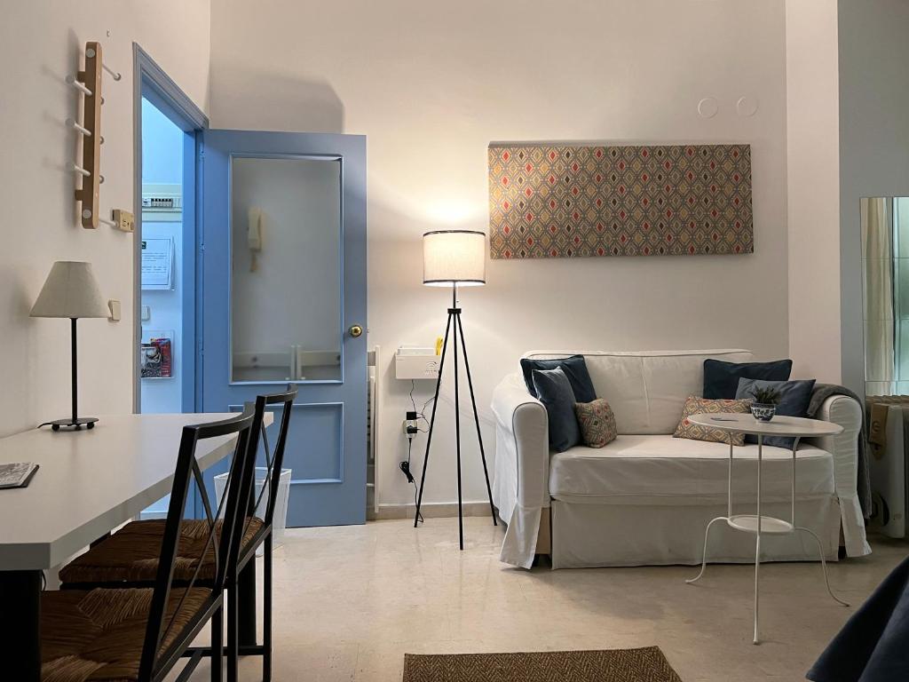 Część wypoczynkowa w obiekcie Estudio Suite San Vicente - Aloha Sevilla
