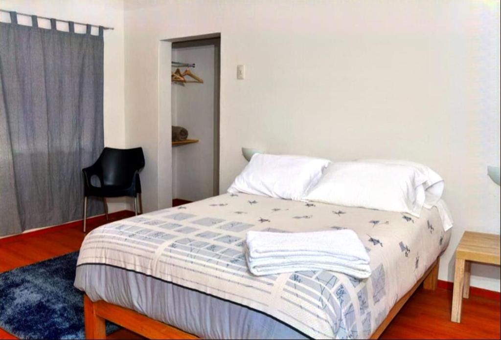 1 dormitorio con 1 cama con 2 toallas en COLONIAL SAN LAZARO, en Arequipa