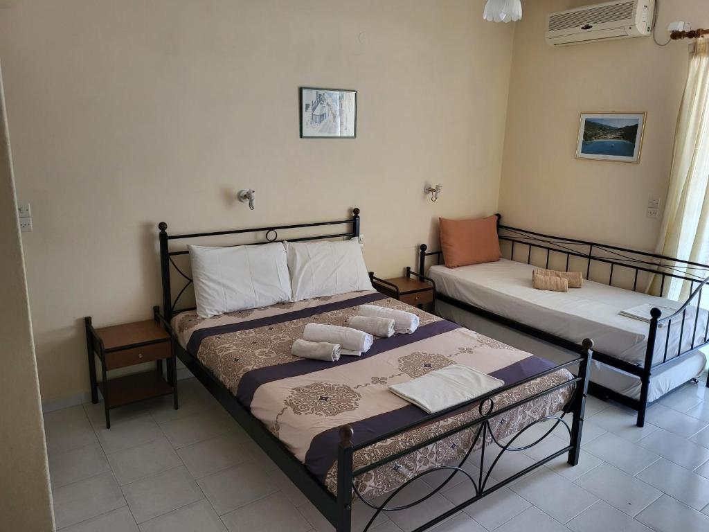 Postel nebo postele na pokoji v ubytování Polyxenis Rooms