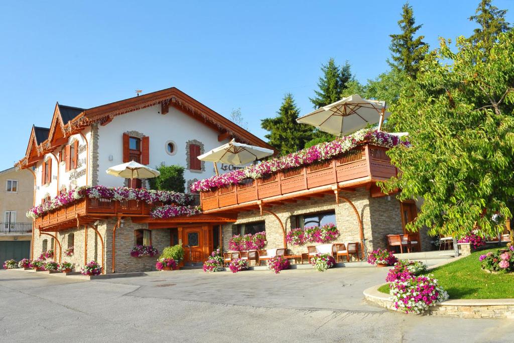 een gebouw met bloemen en parasols erop bij Hotel Le Ortensie in Roccaraso
