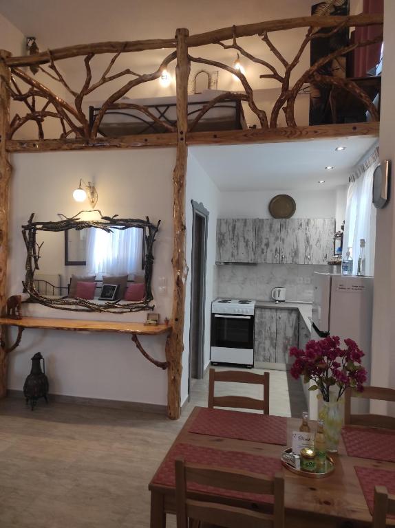 卡拉挪拉的住宿－Orange Garden Loft，一间带桌子的客厅和一间厨房