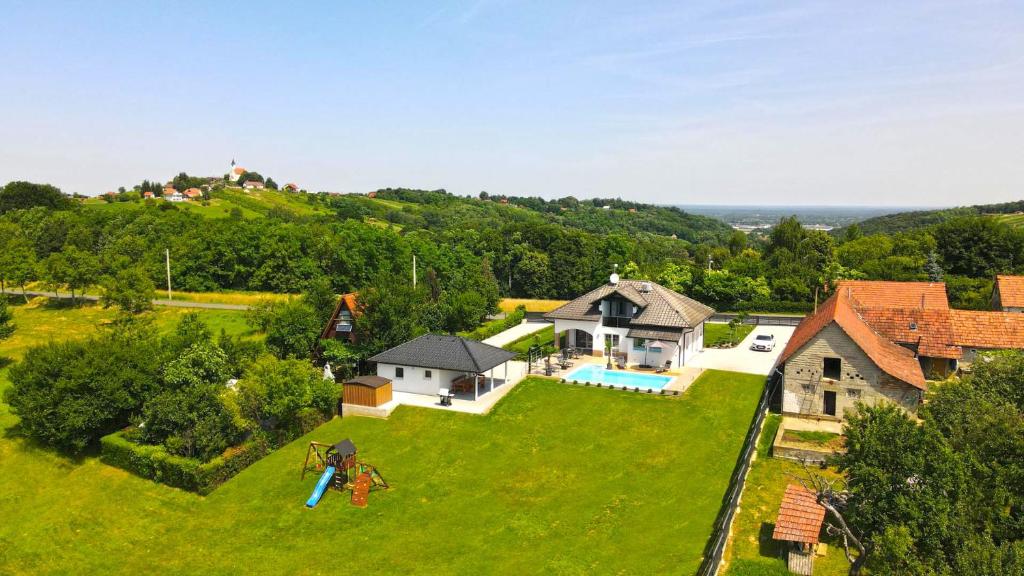 una vista aérea de una casa con un gran patio en Chill Hill House, en Sveti Martin na Muri
