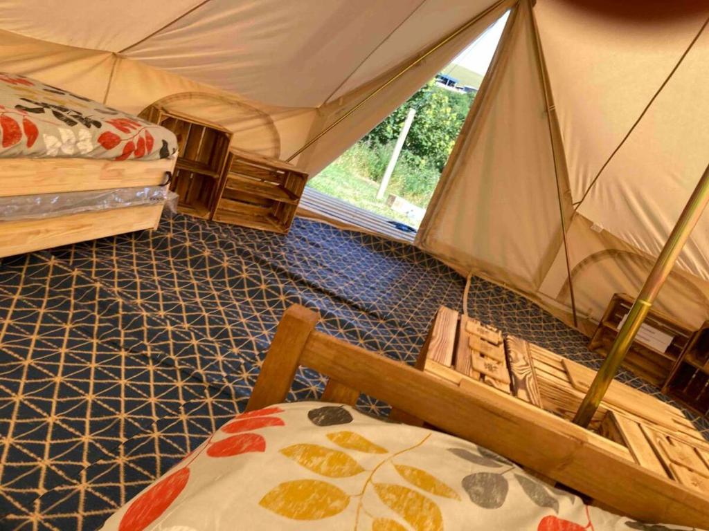 - une chambre avec 2 lits dans une tente dans l'établissement Roaches Retreat Eco Glampsite - Rocky Reach Bell Tent, à Upper Hulme