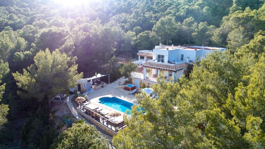 uma vista aérea de uma casa com piscina em Villa B&M Experience em Sant Francesc de s'Estany