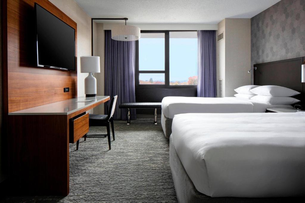 Postel nebo postele na pokoji v ubytování New York LaGuardia Airport Marriott