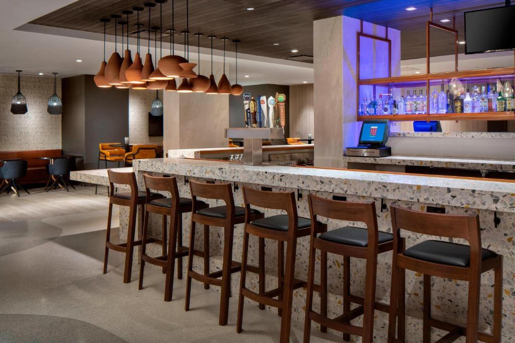 Lounge nebo bar v ubytování New York LaGuardia Airport Marriott