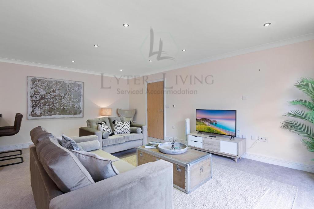 sala de estar con 2 sofás y TV en Lyter Living-The Foundry-Jericho-Oxford-Parking Included, en Oxford