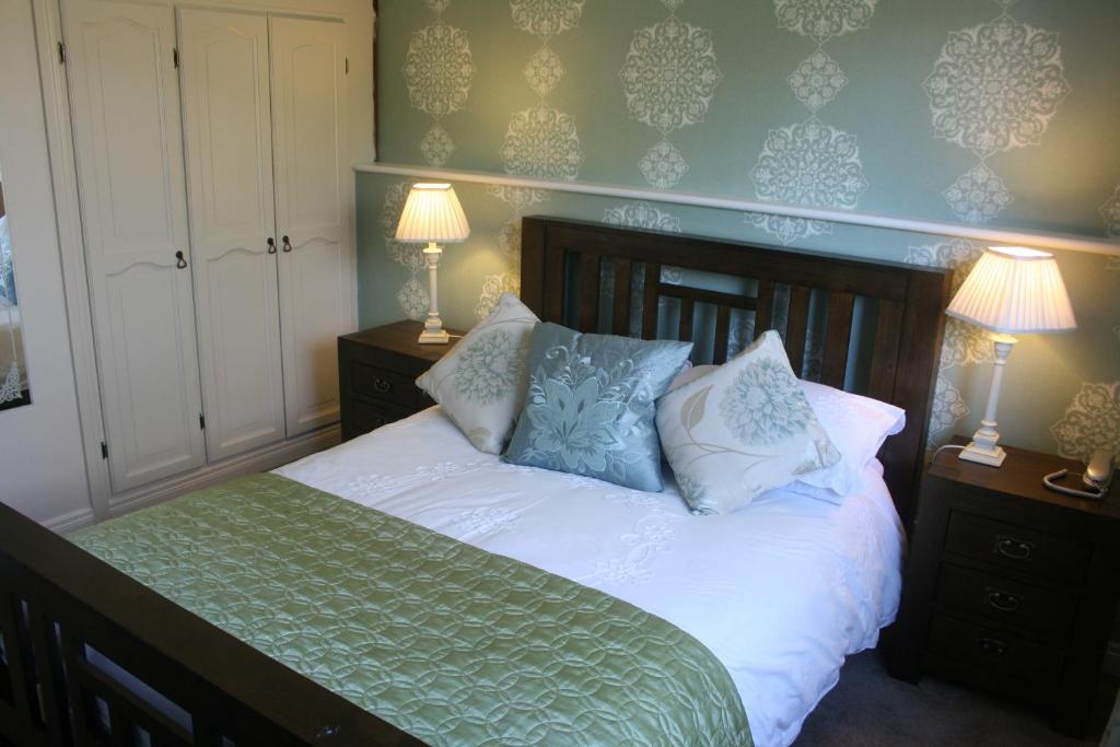 Una cama o camas en una habitación de Roundstone House Hotel