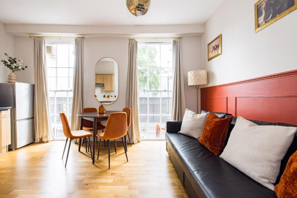 un soggiorno con divano e tavolo di Beautiful Euston a Londra