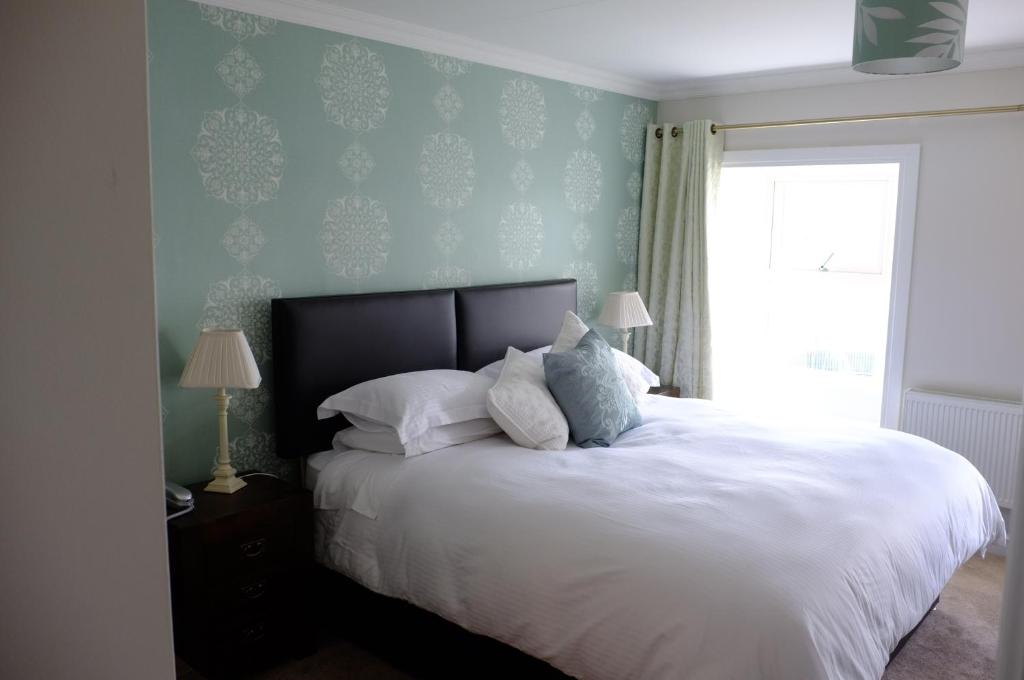 Una cama o camas en una habitación de Roundstone House Hotel