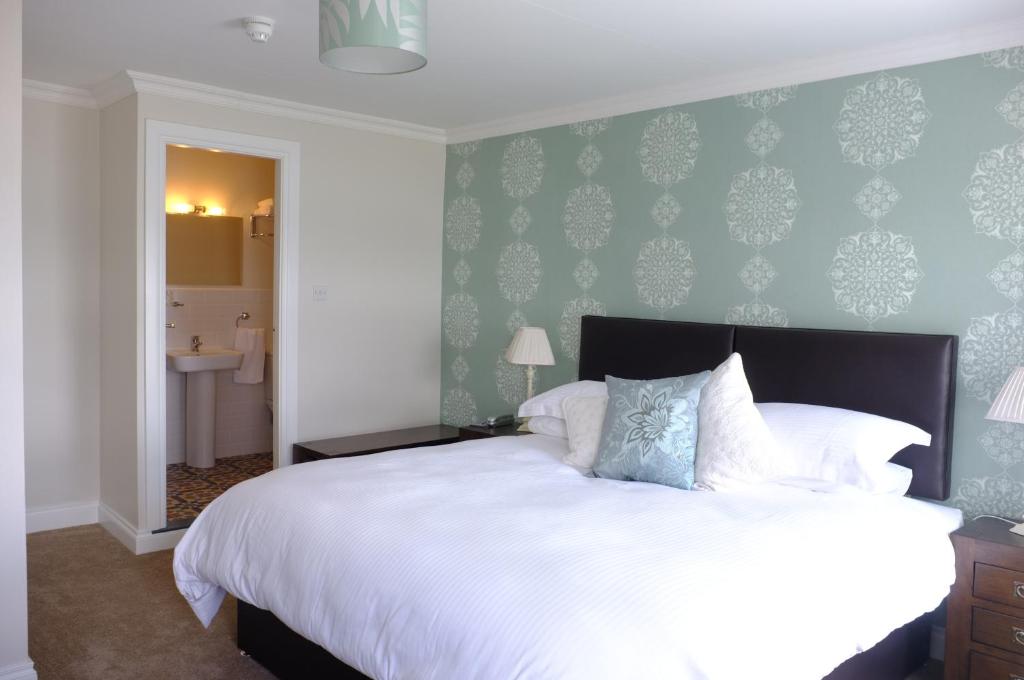 Una cama o camas en una habitación de Roundstone House Hotel
