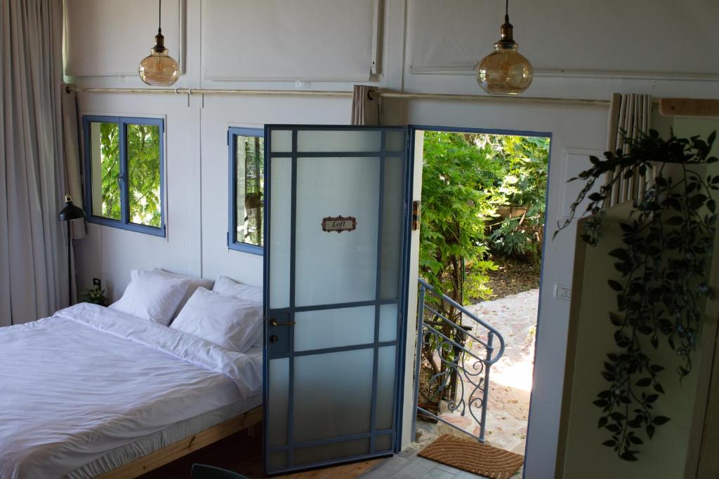 Postel nebo postele na pokoji v ubytování Harmony Inn