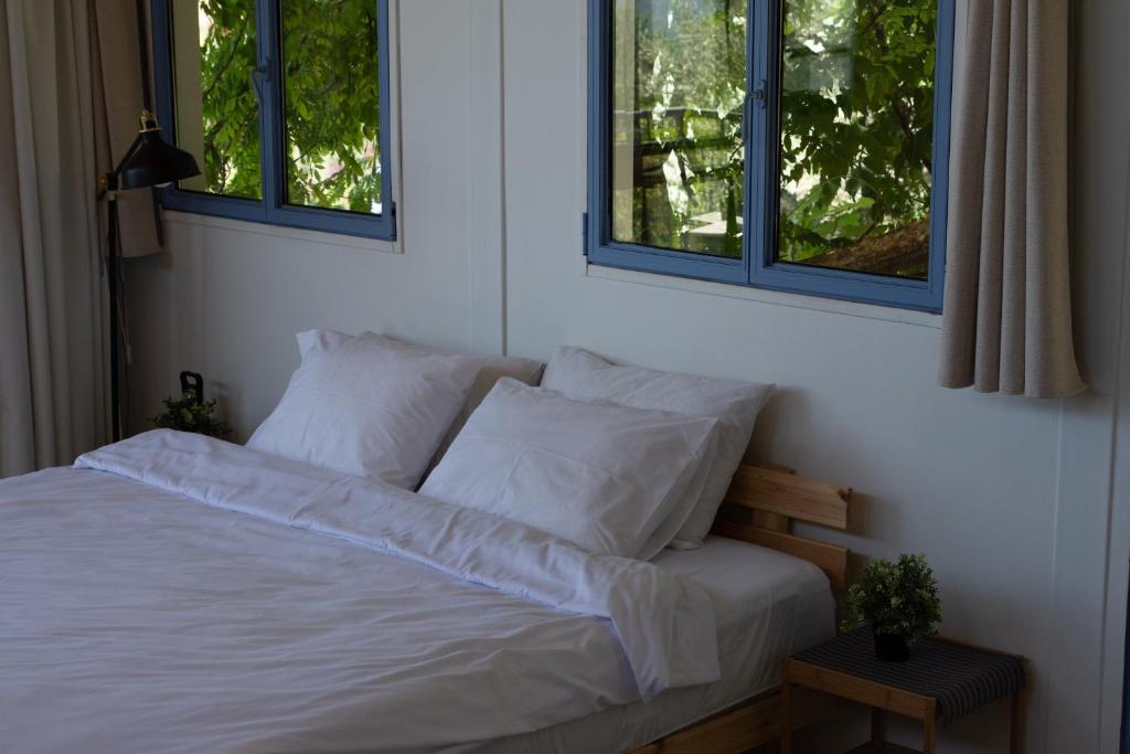 Postel nebo postele na pokoji v ubytování Harmony Inn