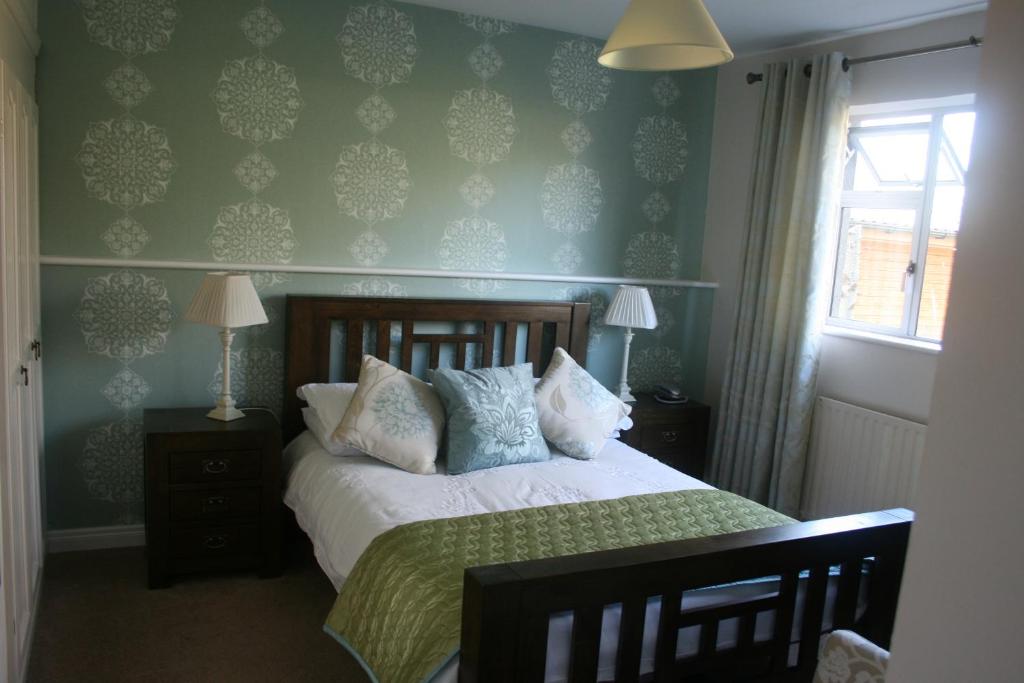 Una cama o camas en una habitación de Roundstone House Hotel