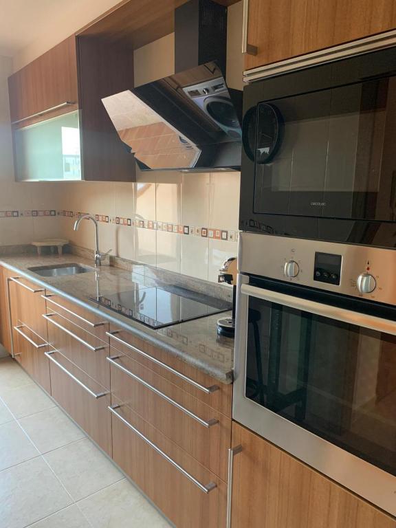 Kuchyňa alebo kuchynka v ubytovaní "SANXENXO HOLIDAYS" ATICO CON GARAJE, BARBACOA y PISCINA A 5 MIN DEL CENTRO