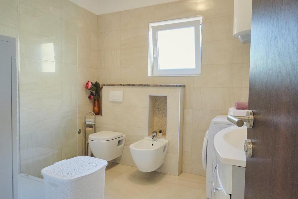 Kúpeľňa v ubytovaní Stunning Gold apartment with pool