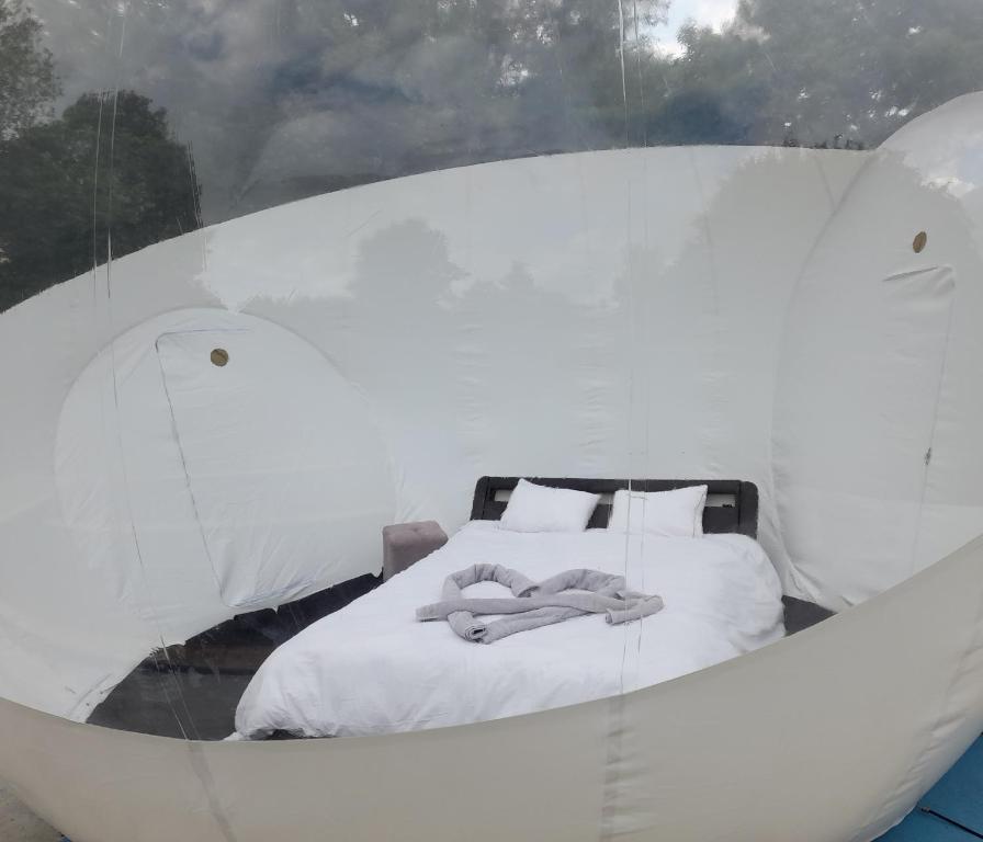 Fotografie z fotogalerie ubytování Nuit insolite dans une bulle avec jacuzzi privatif v destinaci Notre-Dame-dʼElle