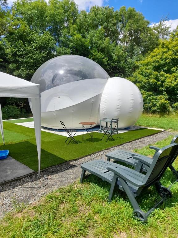 Fotografie z fotogalerie ubytování Nuit insolite dans une bulle avec jacuzzi privatif v destinaci Notre-Dame-dʼElle