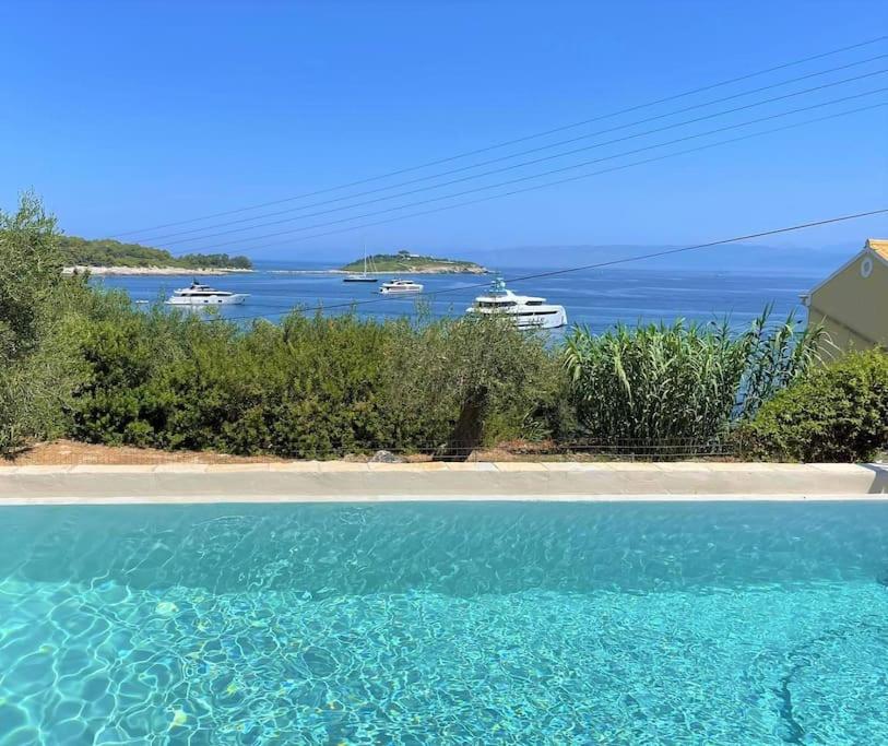 uma piscina com vista para o oceano em Mare Villa Ciel - Private pool - Sea View em Gaios